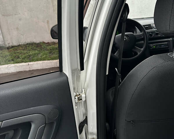 Белый Шкода Фабия, объемом двигателя 1.2 л и пробегом 162 тыс. км за 6000 $, фото 48 на Automoto.ua