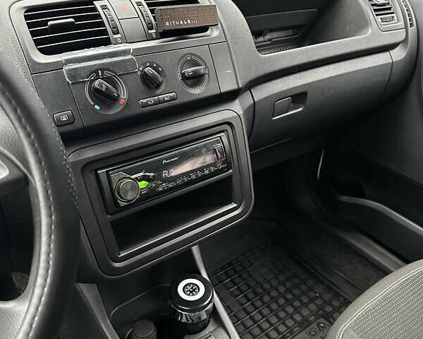 Белый Шкода Фабия, объемом двигателя 1.2 л и пробегом 162 тыс. км за 6000 $, фото 32 на Automoto.ua