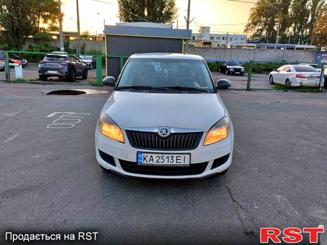 Белый Шкода Фабия, объемом двигателя 1.2 л и пробегом 289 тыс. км за 4700 $, фото 1 на Automoto.ua