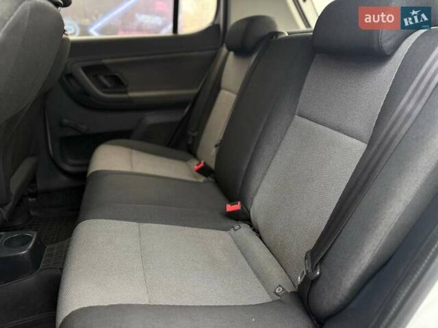 Белый Шкода Фабия, объемом двигателя 1.2 л и пробегом 161 тыс. км за 4299 $, фото 8 на Automoto.ua