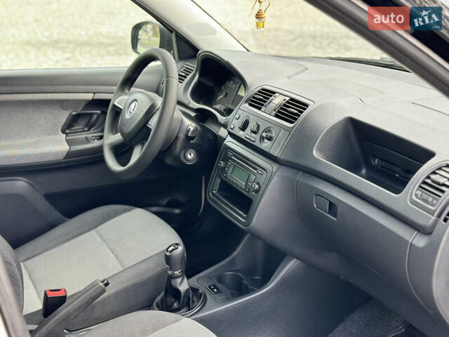 Белый Шкода Фабия, объемом двигателя 1.39 л и пробегом 180 тыс. км за 5100 $, фото 21 на Automoto.ua