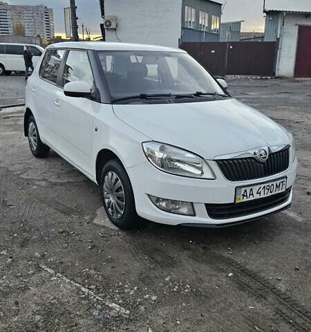 Шкода Фабия 2013 в Киеве на Automoto.ua Белый Шкода Фабия, объемом двигателя 1.39 л и пробегом 192 тыс. км за 5800 $, фото 1 на Automoto.ua