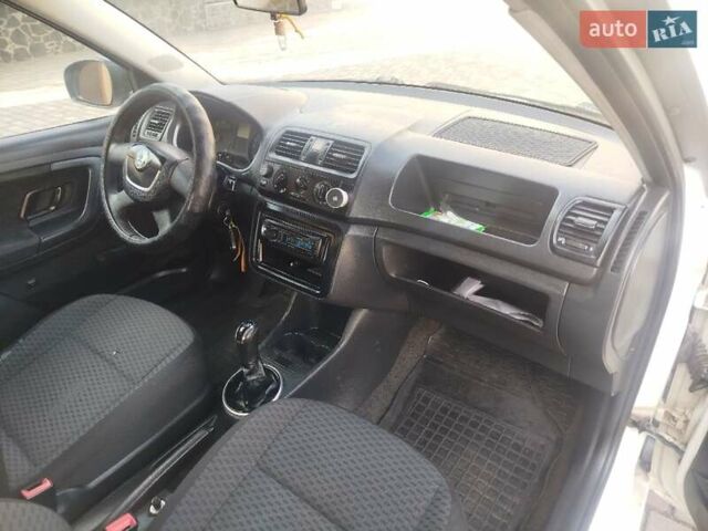Белый Шкода Фабия, объемом двигателя 1.39 л и пробегом 310 тыс. км за 3500 $, фото 10 на Automoto.ua