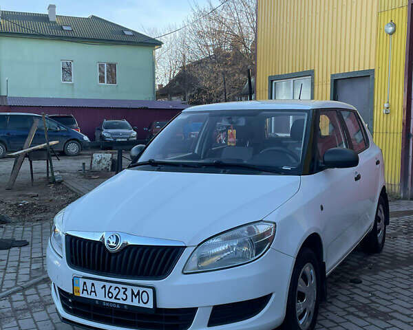 Белый Шкода Фабия, объемом двигателя 1.2 л и пробегом 183 тыс. км за 5000 $, фото 2 на Automoto.ua