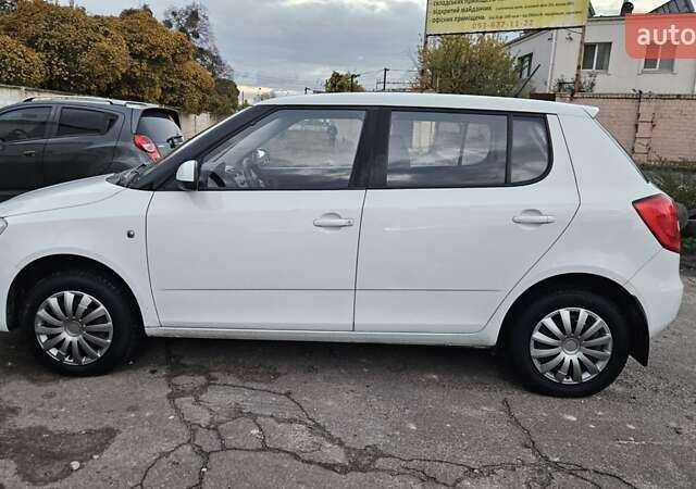 Шкода Фабия 2013 в Киеве на Automoto.ua Белый Шкода Фабия, объемом двигателя 1.39 л и пробегом 192 тыс. км за 5800 $, фото 2 на Automoto.ua