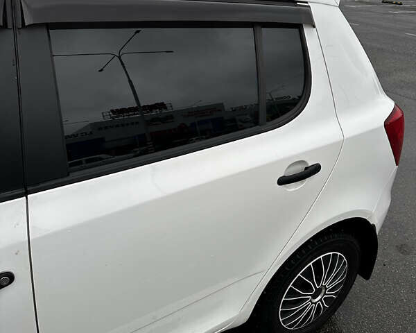 Белый Шкода Фабия, объемом двигателя 1.2 л и пробегом 162 тыс. км за 6000 $, фото 21 на Automoto.ua