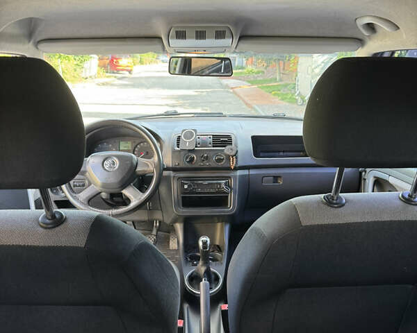 Белый Шкода Фабия, объемом двигателя 1.2 л и пробегом 235 тыс. км за 3590 $, фото 11 на Automoto.ua