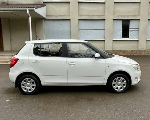 Белый Шкода Фабия, объемом двигателя 1.39 л и пробегом 221 тыс. км за 5200 $, фото 6 на Automoto.ua