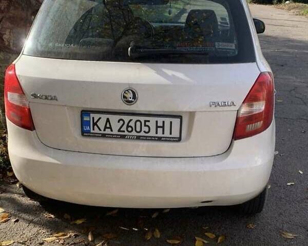 Белый Шкода Фабия, объемом двигателя 1.39 л и пробегом 241 тыс. км за 4500 $, фото 1 на Automoto.ua