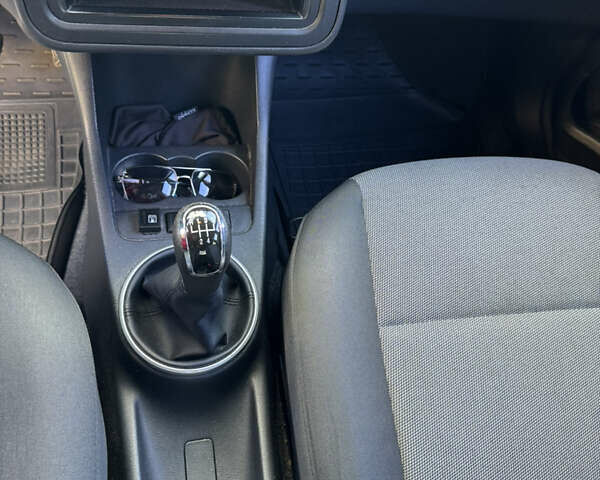 Белый Шкода Фабия, объемом двигателя 1.2 л и пробегом 235 тыс. км за 3590 $, фото 13 на Automoto.ua