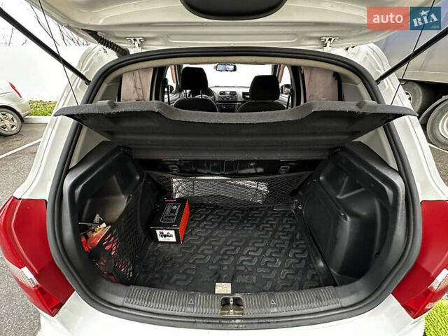 Белый Шкода Фабия, объемом двигателя 1.2 л и пробегом 162 тыс. км за 6000 $, фото 61 на Automoto.ua