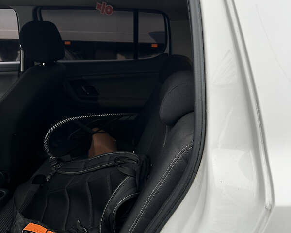 Белый Шкода Фабия, объемом двигателя 1.2 л и пробегом 162 тыс. км за 6000 $, фото 50 на Automoto.ua