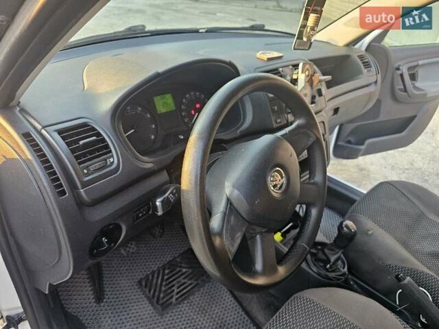 Белый Шкода Фабия, объемом двигателя 1.39 л и пробегом 231 тыс. км за 5100 $, фото 9 на Automoto.ua