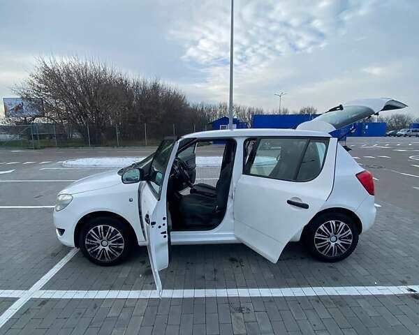 Белый Шкода Фабия, объемом двигателя 1.2 л и пробегом 250 тыс. км за 5500 $, фото 1 на Automoto.ua