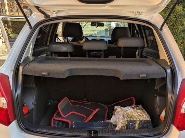 Белый Шкода Фабия, объемом двигателя 1.6 л и пробегом 174 тыс. км за 5999 $, фото 9 на Automoto.ua