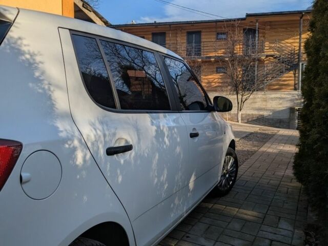 Белый Шкода Фабия, объемом двигателя 1.6 л и пробегом 174 тыс. км за 5999 $, фото 16 на Automoto.ua