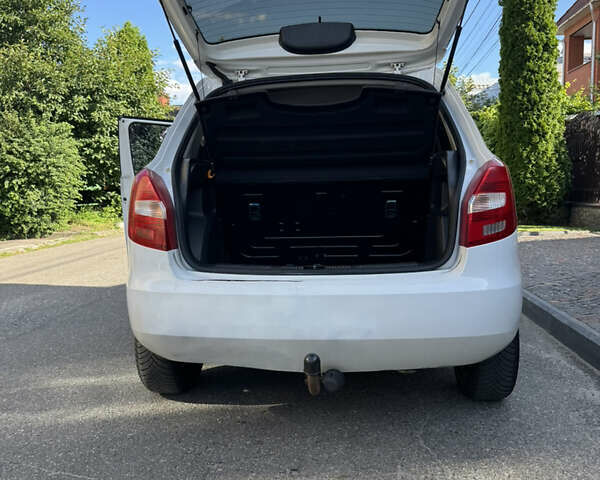 Белый Шкода Фабия, объемом двигателя 1.2 л и пробегом 235 тыс. км за 3590 $, фото 9 на Automoto.ua