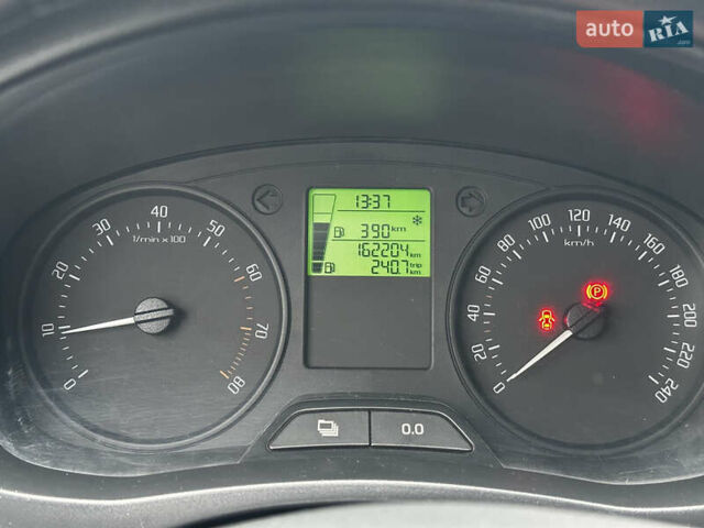 Белый Шкода Фабия, объемом двигателя 1.2 л и пробегом 162 тыс. км за 6000 $, фото 35 на Automoto.ua