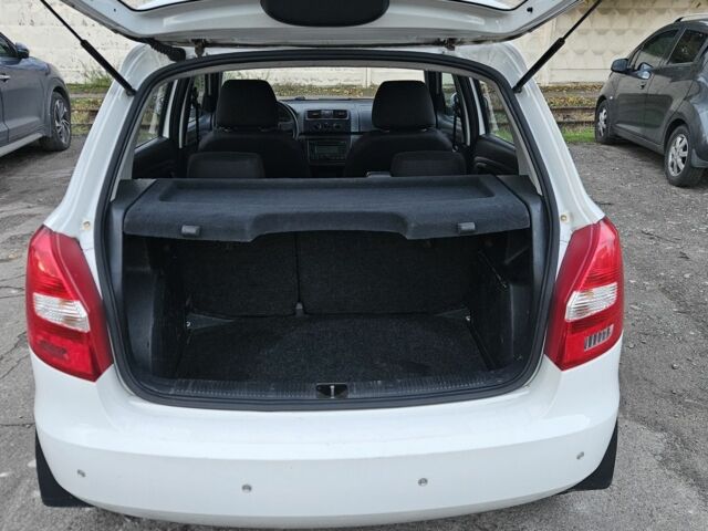 Шкода Фабия 2013 в Киеве на Automoto.ua Белый Шкода Фабия, объемом двигателя 1.4 л и пробегом 192 тыс. км за 5800 $, фото 5 на Automoto.ua