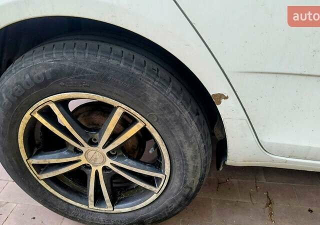Білий Шкода Фабія, об'ємом двигуна 1.2 л та пробігом 144 тис. км за 5900 $, фото 3 на Automoto.ua