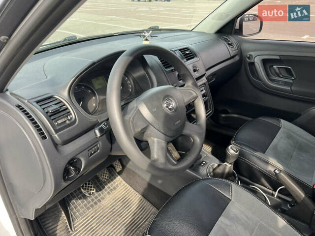 Белый Шкода Фабия, объемом двигателя 1.39 л и пробегом 249 тыс. км за 4850 $, фото 3 на Automoto.ua