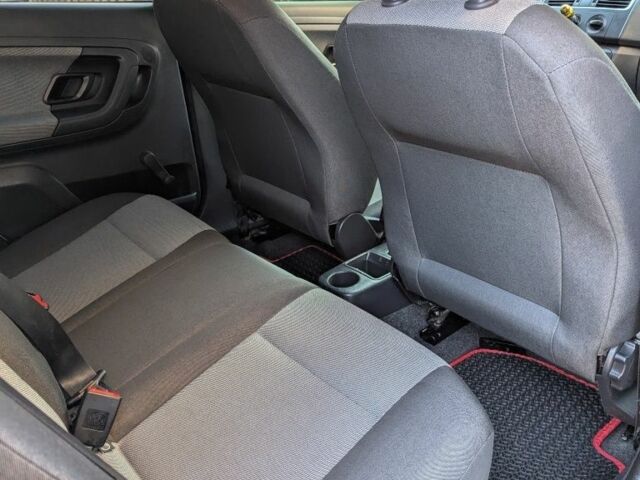 Белый Шкода Фабия, объемом двигателя 1.6 л и пробегом 174 тыс. км за 5999 $, фото 6 на Automoto.ua