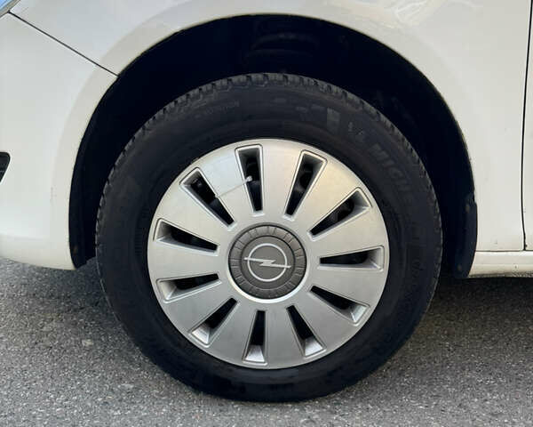 Белый Шкода Фабия, объемом двигателя 1.2 л и пробегом 235 тыс. км за 3590 $, фото 15 на Automoto.ua