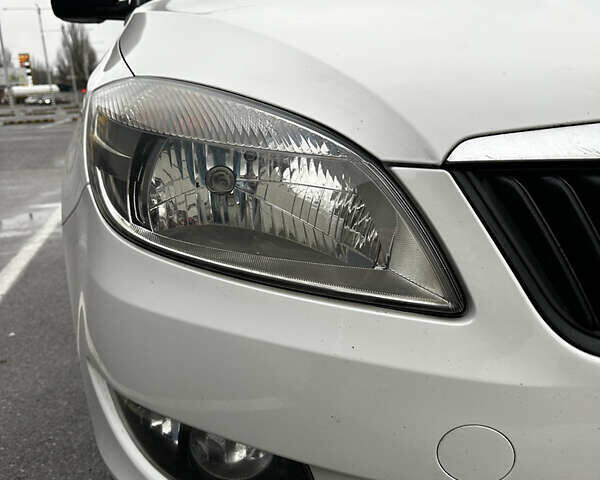 Белый Шкода Фабия, объемом двигателя 1.2 л и пробегом 162 тыс. км за 6000 $, фото 6 на Automoto.ua