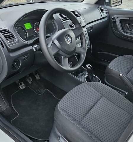 Шкода Фабия 2013 в Киеве на Automoto.ua Белый Шкода Фабия, объемом двигателя 1.39 л и пробегом 192 тыс. км за 5800 $, фото 5 на Automoto.ua