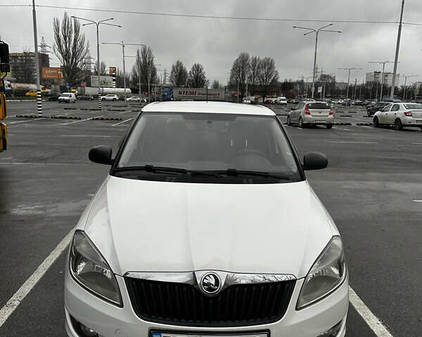 Белый Шкода Фабия, объемом двигателя 1.2 л и пробегом 162 тыс. км за 6000 $, фото 1 на Automoto.ua