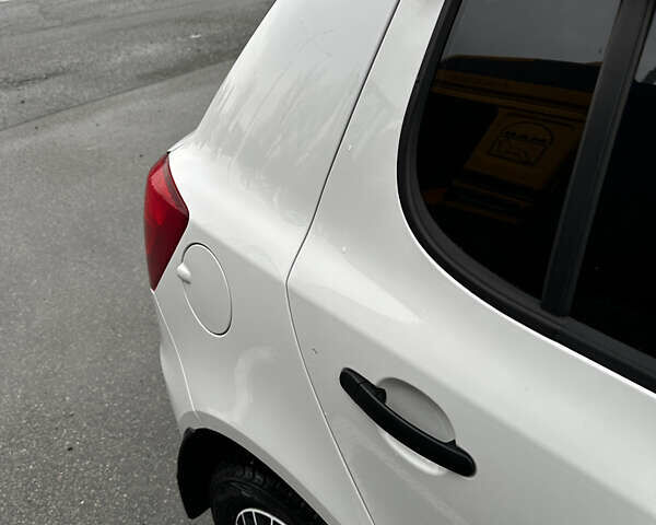 Белый Шкода Фабия, объемом двигателя 1.2 л и пробегом 162 тыс. км за 6000 $, фото 13 на Automoto.ua