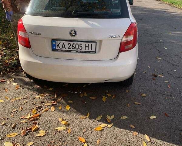 Белый Шкода Фабия, объемом двигателя 1.39 л и пробегом 241 тыс. км за 4500 $, фото 5 на Automoto.ua