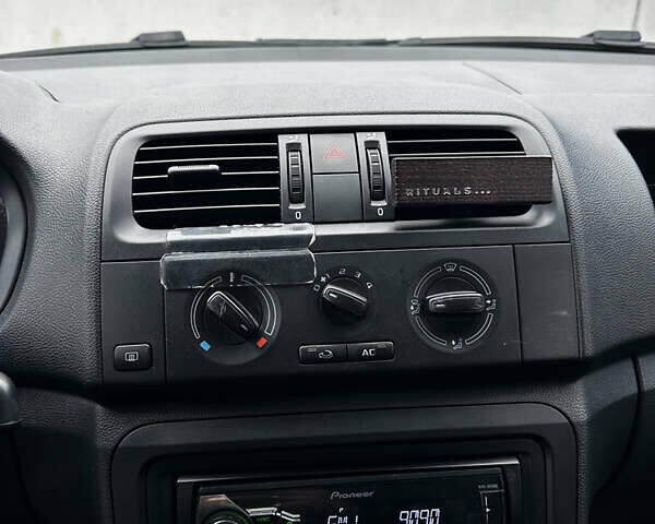 Белый Шкода Фабия, объемом двигателя 1.2 л и пробегом 162 тыс. км за 6000 $, фото 33 на Automoto.ua