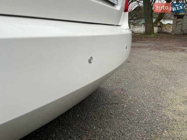 Белый Шкода Фабия, объемом двигателя 1.4 л и пробегом 198 тыс. км за 6200 $, фото 12 на Automoto.ua