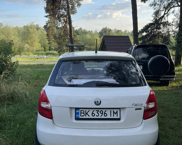 Белый Шкода Фабия, объемом двигателя 1.2 л и пробегом 215 тыс. км за 5200 $, фото 4 на Automoto.ua