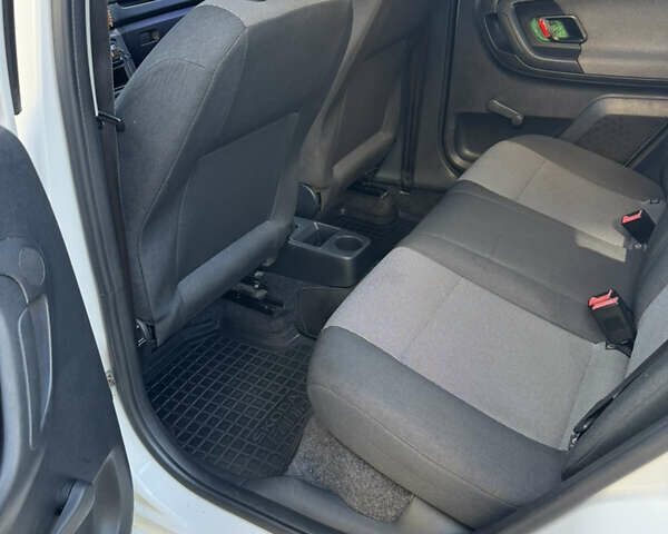 Белый Шкода Фабия, объемом двигателя 1.2 л и пробегом 235 тыс. км за 3590 $, фото 10 на Automoto.ua