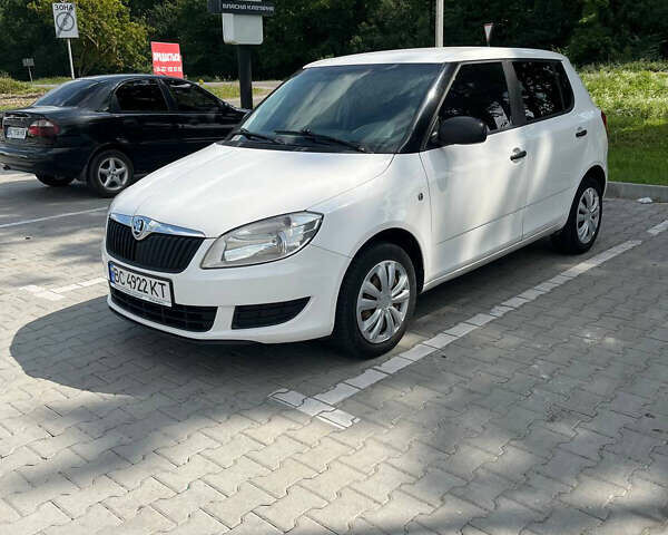 Белый Шкода Фабия, объемом двигателя 1.2 л и пробегом 217 тыс. км за 4800 $, фото 1 на Automoto.ua