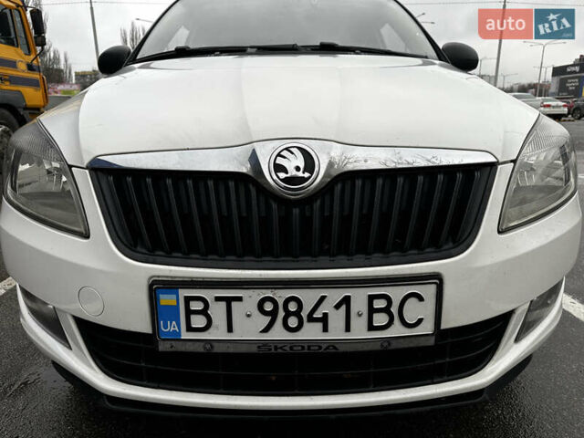Белый Шкода Фабия, объемом двигателя 1.2 л и пробегом 162 тыс. км за 6000 $, фото 5 на Automoto.ua