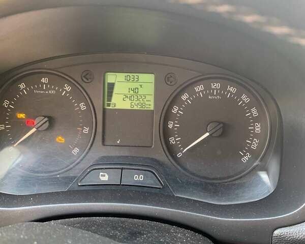 Белый Шкода Фабия, объемом двигателя 1.39 л и пробегом 241 тыс. км за 4500 $, фото 3 на Automoto.ua