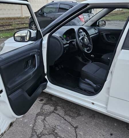 Шкода Фабия 2013 в Киеве на Automoto.ua Белый Шкода Фабия, объемом двигателя 1.39 л и пробегом 192 тыс. км за 5800 $, фото 9 на Automoto.ua