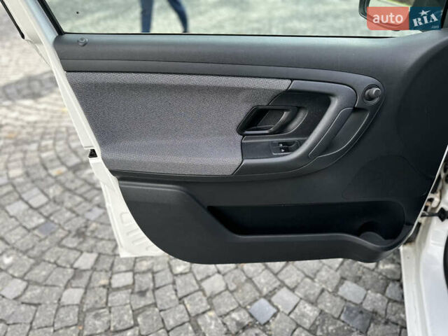 Белый Шкода Фабия, объемом двигателя 1.39 л и пробегом 180 тыс. км за 5100 $, фото 25 на Automoto.ua