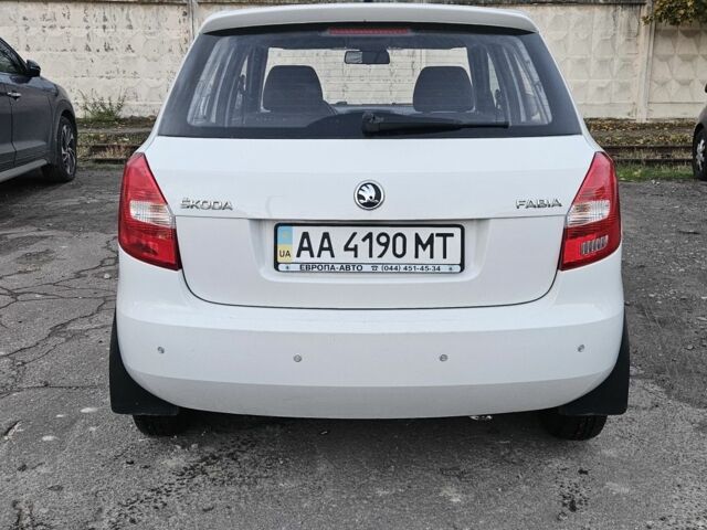 Шкода Фабия 2013 в Киеве на Automoto.ua Белый Шкода Фабия, объемом двигателя 1.4 л и пробегом 192 тыс. км за 5800 $, фото 2 на Automoto.ua