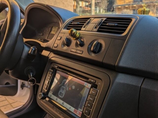 Белый Шкода Фабия, объемом двигателя 1.6 л и пробегом 174 тыс. км за 5999 $, фото 11 на Automoto.ua