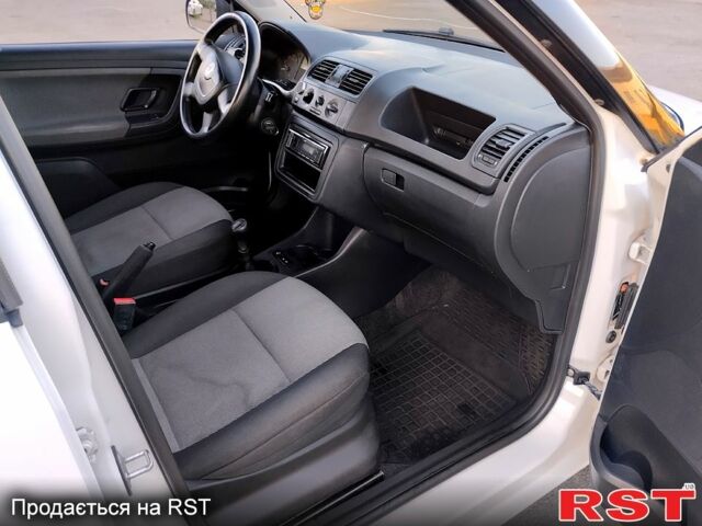 Белый Шкода Фабия, объемом двигателя 1.2 л и пробегом 289 тыс. км за 4700 $, фото 7 на Automoto.ua