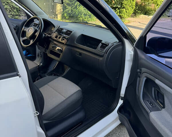 Белый Шкода Фабия, объемом двигателя 1.2 л и пробегом 235 тыс. км за 3590 $, фото 7 на Automoto.ua