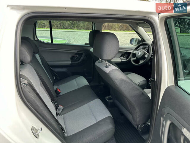 Белый Шкода Фабия, объемом двигателя 1.39 л и пробегом 180 тыс. км за 5100 $, фото 17 на Automoto.ua