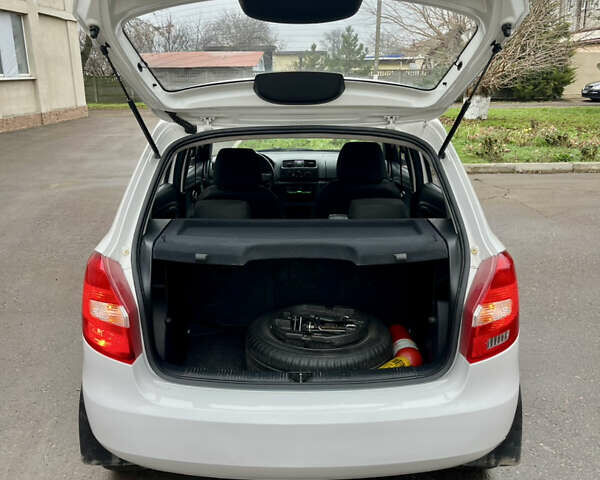 Белый Шкода Фабия, объемом двигателя 1.39 л и пробегом 221 тыс. км за 5200 $, фото 21 на Automoto.ua