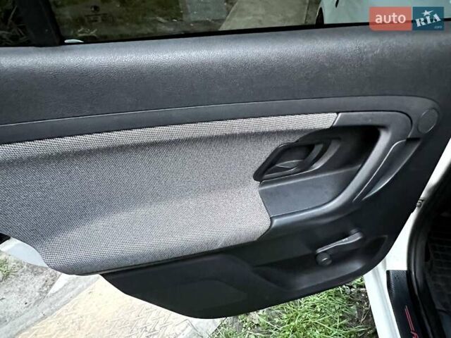 Белый Шкода Фабия, объемом двигателя 1.2 л и пробегом 231 тыс. км за 5700 $, фото 8 на Automoto.ua