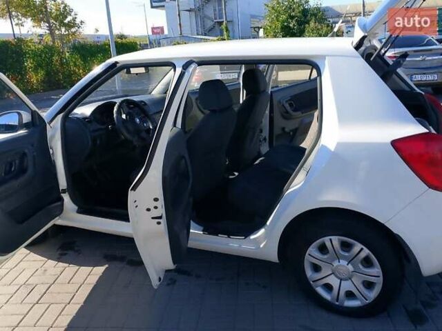 Белый Шкода Фабия, объемом двигателя 1.4 л и пробегом 158 тыс. км за 4500 $, фото 4 на Automoto.ua