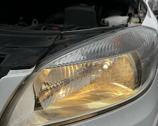 Белый Шкода Фабия, объемом двигателя 1.2 л и пробегом 162 тыс. км за 6000 $, фото 81 на Automoto.ua